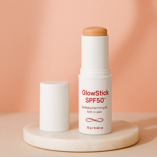 Getinte zonnebrand stick SPF50 TestedByHer - luxe verpakking op beige achtergrond