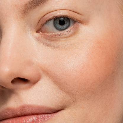Vrouw brengt LiftLijn collageen serum aan - voor en na resultaat zichtbaar