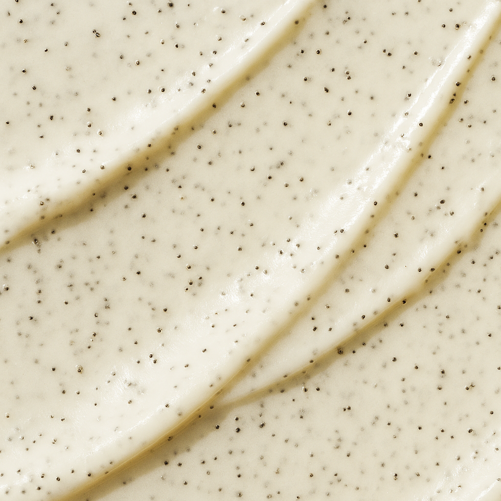 Close-up of creamy IJslandse Vulkaan AHA Scrub with fine exfoliating particles, perfect for smooth skin.
